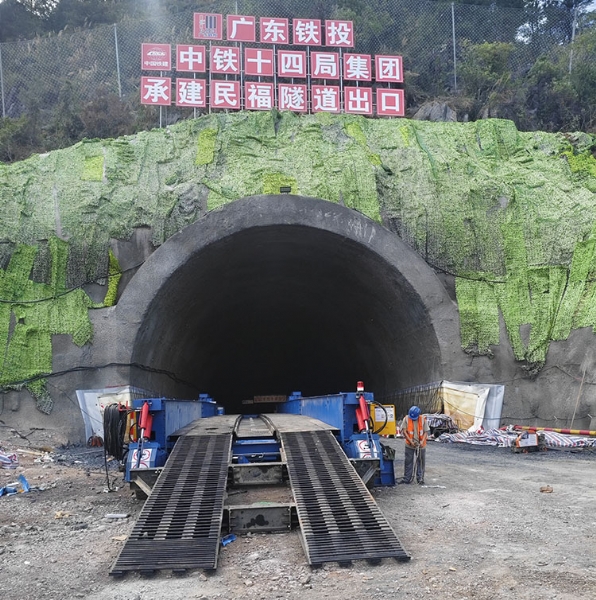 中鐵十四局深南高鐵SNSG-1項目液壓棧橋施工現(xiàn)場